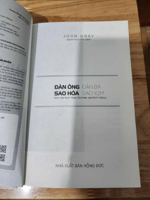 Sách đóng góp chống sốc chắc chắn. Giấy chất lượng, dày dặn. Vẫn còn gói bọc sách, dù đã mua mấy năm trước rồi