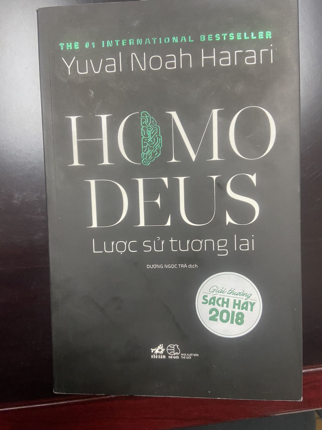 Tiki giao hàng nhanh. Về nội dung: sách viết rất hay đề cập rất nhiều về lịch sử, tôn giáo và các nền chủ nghĩa xã hội từ khi còn người phát triển đến nay. Tác giả đưa ra các lập luận và giả thuyết nhưng không có câu trả lời mà để người đọc tự suy ngẫm. Đặc biệt là về vấn đề con người trong thời kỳ bùng nổ thông tin và trí tuệ nhân tạo. Sách đề cập đến các khả năng có thể xảy ra chứ ko áp đặt hay tiên đoán. Khi thuật toán máy tính thông minh hơn trí tuệ của con người thì có rất nhiều hiểm hoạ tiềm ẩn trực chờ bùng phát. Sách rất hay, hy vọng mọi người sẽ tìm đc quyển sách ưng ý. Sách khá mắc nên canh được sale là mua liền :)