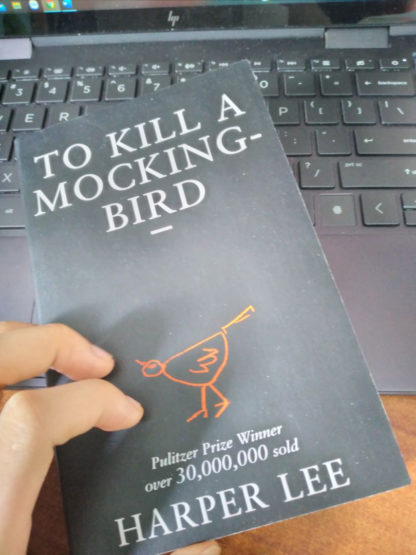 Sách khá nhỏ, chữ viết cũng dày, cảm thấy hơi... Nhưng không sao, cứ đọc thôi 😁