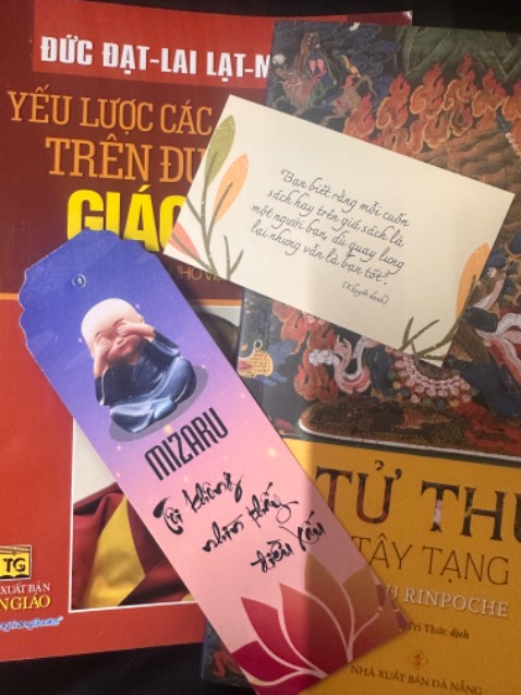 Sách đẹp, bìa rất đẹp luôn, giấy cũng đẹp. Mọi thứ rất đẹp và chỉnh chu.