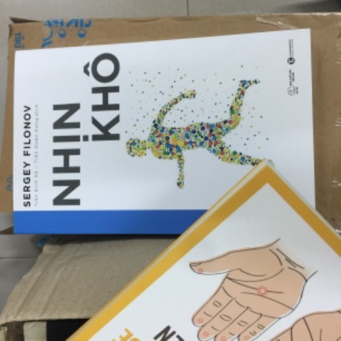 Sách hay không! Nội dung ra sao thì cũng chưa biết!
Nhưng cách đóng gói và giao hàng thì góp ý mãi vẫn thế. Không bọc chèn lót trong hộp làm sách móp méo hư hỏng bìa, nhất là những cuốn bìa cứng! Rất tệ!