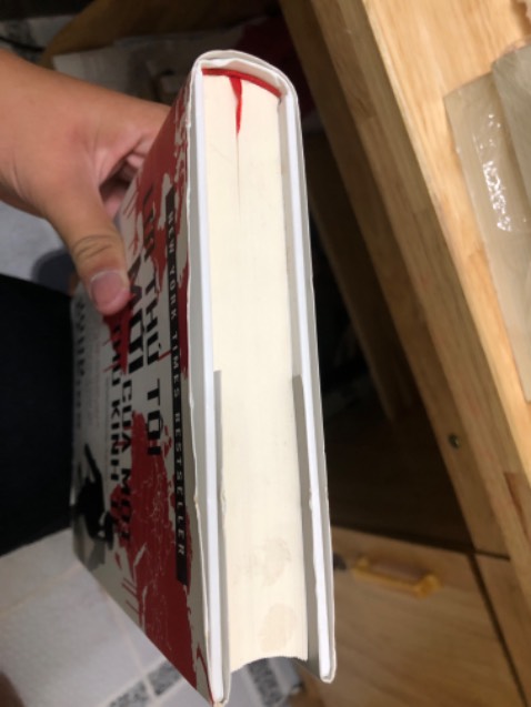 Lần này mình mua khá nhiều nhưng shop đóng hàng ko có cái j bọc cả để tránh hư hỏng sách nên quyển ở cuối bị hư hỏng nặng và nhìn như là quyển cũ vậy những người yêu thích sách như mình sẽ ko thích điều này khi bỏ tiền ra mua sách mới mà lại nhận về sách bị hư hỏng và cũ