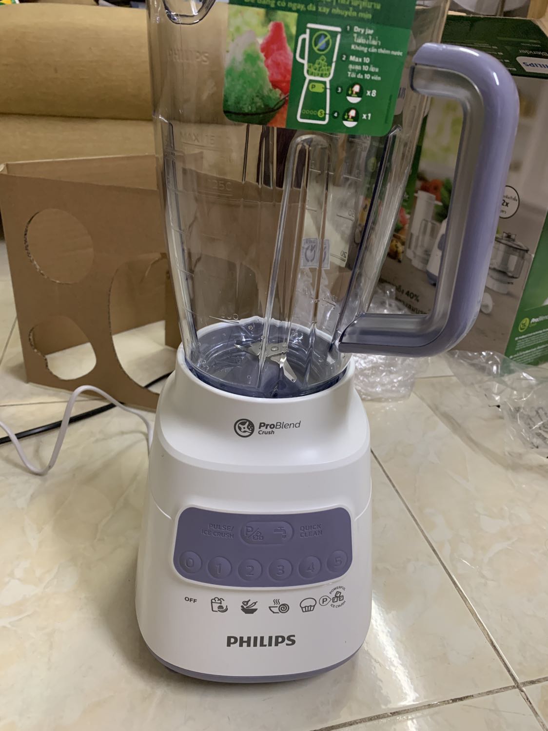 Vài điều về sản phẩm: 
1. Khi lắp cối vào máy ĐÚNG KHỚP (Nghe tiếng cạch) thì bật mới khởi động được, điểm này cũng khá an toàn khi sử dụng. Tuy nhiên, đây cũng là vấn đề mà rất nhiều người như mình đã phải gọi nhờ đến bộ phận hỗ trợ của Tiki, Tks Tiki nhé 😍
2. Nhược điểm: Máy hoạt động mạnh nên gây ra tiếng ồn của máy khá lớn.