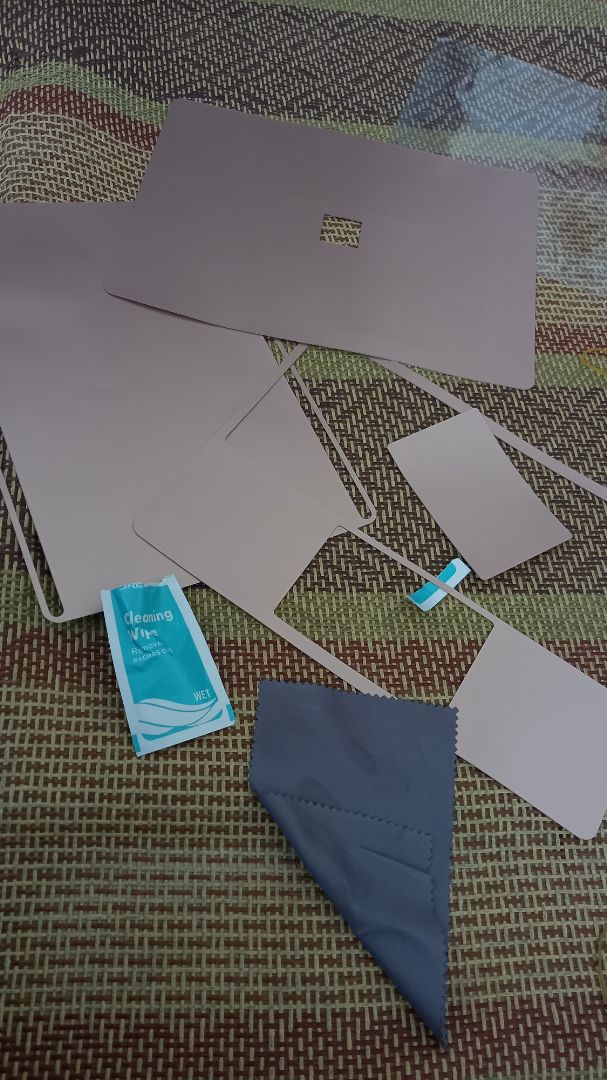 đẹp. dán vừa khít với máy và màu cũng giống máy luôn. nhưng mình tưởng có miếng dán viền máy nữa mà ko có. hix