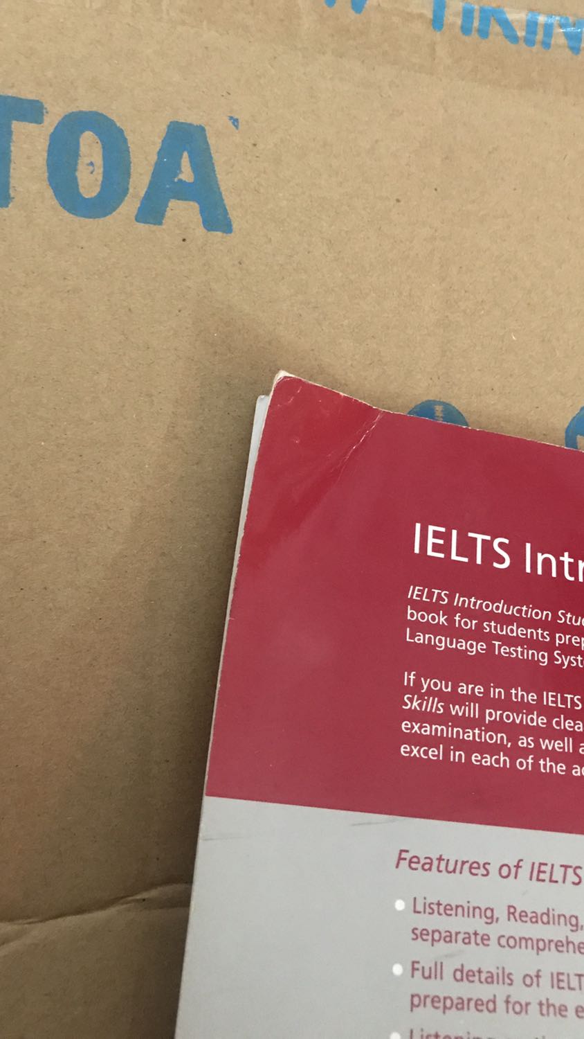 Rất buồn về dịch vụ giao hàng của Tiki. Mình đặt 6 quyển, chia ra ship 6 lần, không sao, mình có thể hiểu được. Tiki giao cho bên GHN ship hàng, không lâu lắm nhưng mình hàng tới tay mình thì hộp méo mó. Không những vậy sách được giao bị cũ bìa, chắc do va chạm với hộp khi không chống sốc nên bìa bị cong, trầy xước! Quá thất vọng, goodbye Tiki ngay và luôn nhé! Mình đặt 6 quyển, mới giao 4 quyển đều bị, nếu 2 quyển sau tốt mình sẽ xem xét chỉnh sửa :)