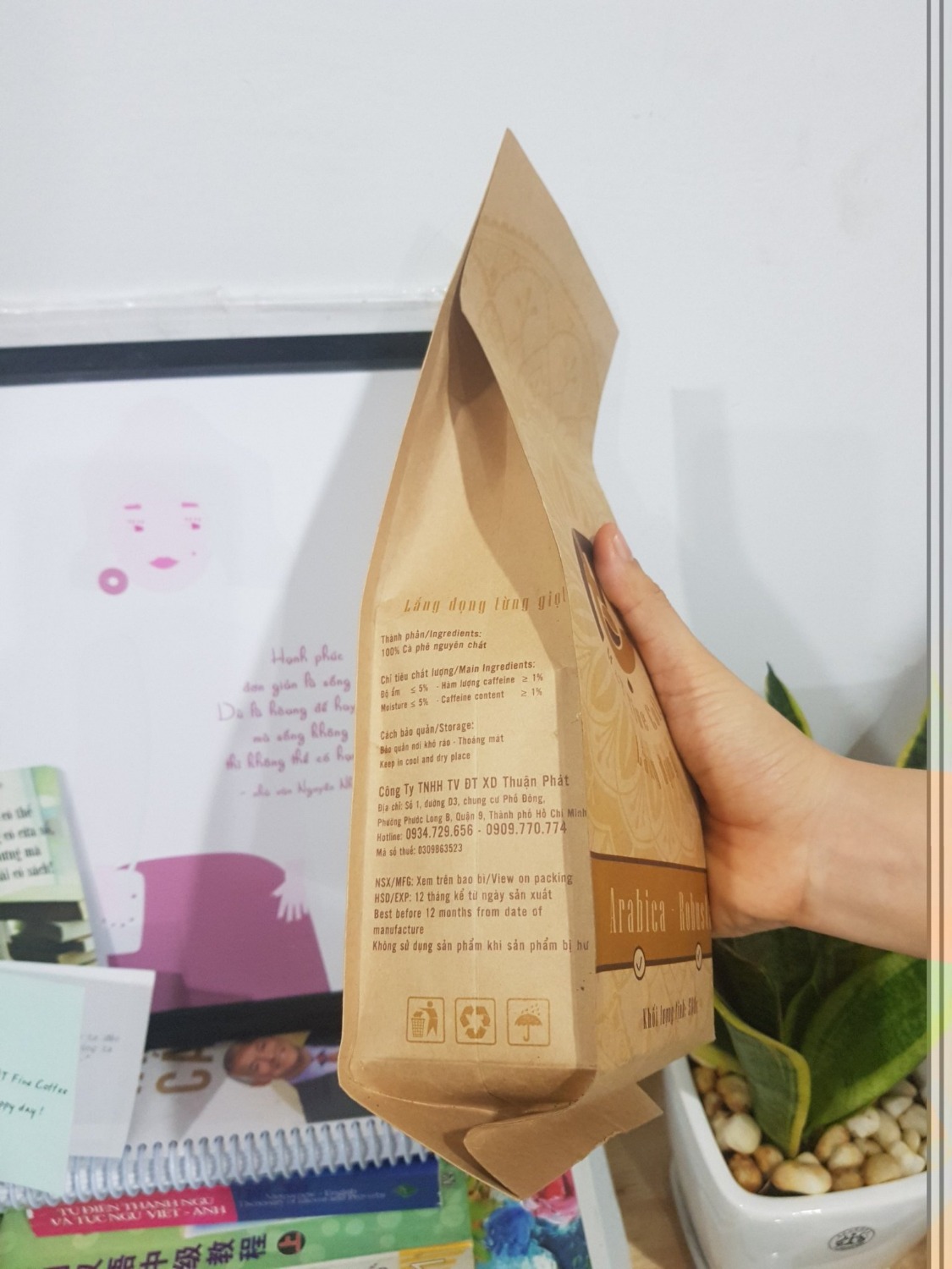 Sản phẩm giống hình, tiki đóng gói kỹ, hương vị thơm, đúng gu mình. Màu nhạt mình tưởng cafe nhạt,  không ngờ say cả ngày...
Thanks shop và Tiki về thiệp cảm ơn sẽ ủng hộ thêm nữa.