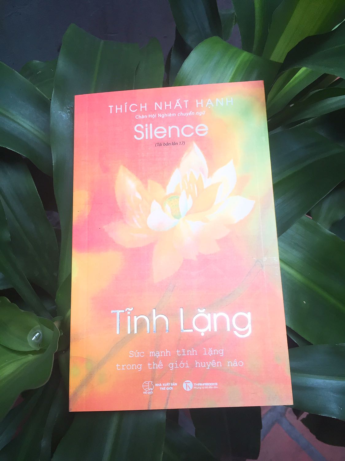 Sách đẹp, dù ko được bọc seal nhưng vẫn ko bị gãy góc. Mình đặt những 7 cuốn để tặng nhóm bạn. Sách có chút thiên hướng về thiền, nên những ai đang là thiền sinh có lẽ sẽ rất hợp. Còn nếu bạn là người muốn tìm hiểu về thiền, hay chỉ đơn giản bạn đã quá chán với cuộc sống bận rộn, gấp gáp thường ngày, chẳng có thời gian để dành cho bản thân thì đây sẽ là quyển sách cho bạn khoảng lặng để sống chậm, ngắm nhìn và enjoy cuộc sống. Sách rất hay nha. 
Còn dịch vụ tiki chưa bao giờ làm mình thất vọng. Giao hàng nhanh. Đúng hẹn.
