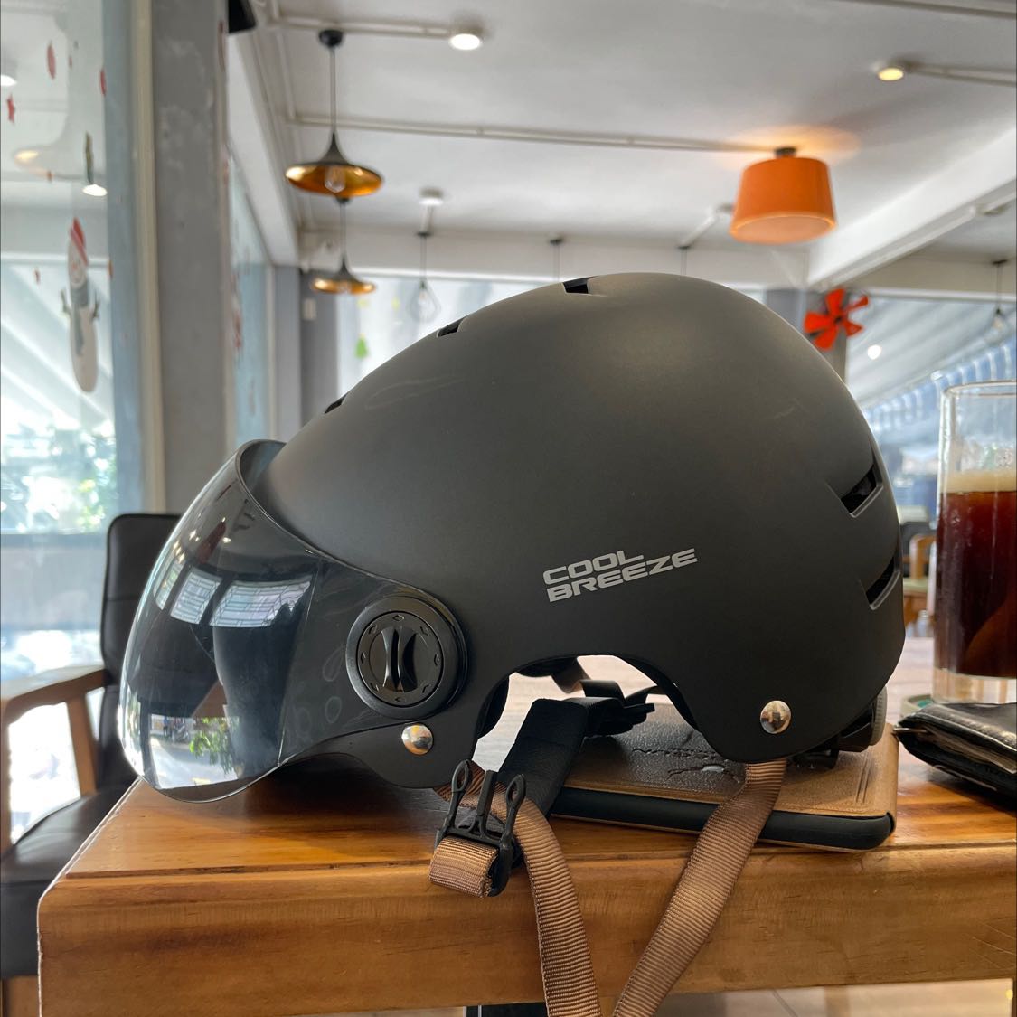 Nón nhẹ , có sẵn hai kính tuỳ chọn để thay đổi. Đáng tiền!