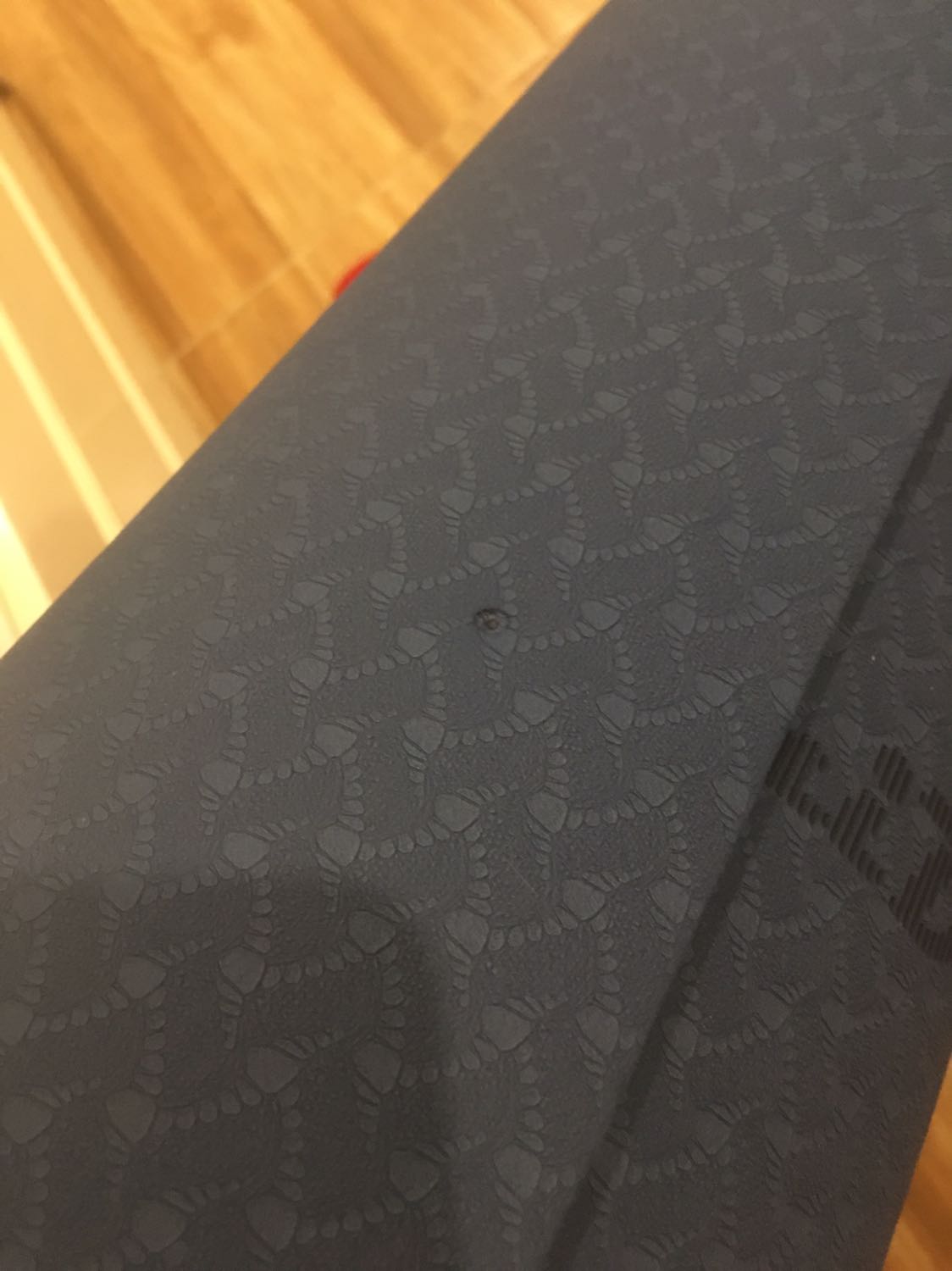 Hàng nhận về bị lỗi lõm 1 lỗ ở chính giữa đoạn đầu thảm. Mình đặt loại 6mm, nhưng thảm chỉ được tối đa 5mm. Mặc dù in sắc nét trông cũng ổn, đàn hồi tốt, êm, bám dính ổn, có đủ túi và dây, giao hàng nhanh. Nhưng 1 là bị lỗi do shop k kiểm tra hàng kỹ trước khi giao, 2 là độ dày chưa đc chuẩn lắm. Liên hệ *** shop để đổi mà chưa đc rep. Nếu đổi đc thì còn đc, k thì sẽ k hài lòng.