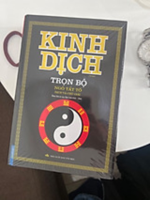 Đặt một quyển và nhận được một quyển khác không cùng với hình đã đăng trên mô tả, nhắn tin shop thì đọc rồi không trả lời.