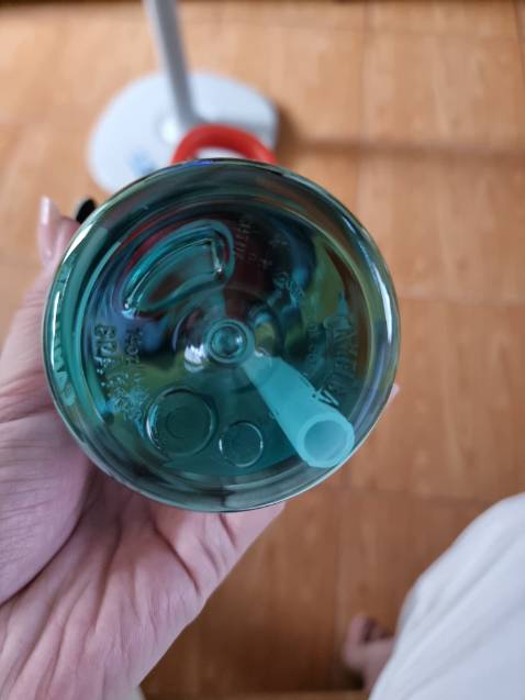 Với giá tiền này thì sản phẩm xứng đáng và rất chất lượng. Bình nhựa cầm dày vừa vặn chắc tay nhưng không nặng. Phù hợp cho trẻ nhỏ. Kiểu hút bằng cách cắn ống hút để uống khá tiện khi đạp xe. Phù hợp với bé trên 3 tuổi. Mình mua hơi sớm. Bình dễ vệ sinh và làm sạch. 
Sản phẩm không có mùi hôi nhựa. Hoàn toàn yên tâm. Mình rất thích và hy vọng có thể tập cho bé uống tốt loại này