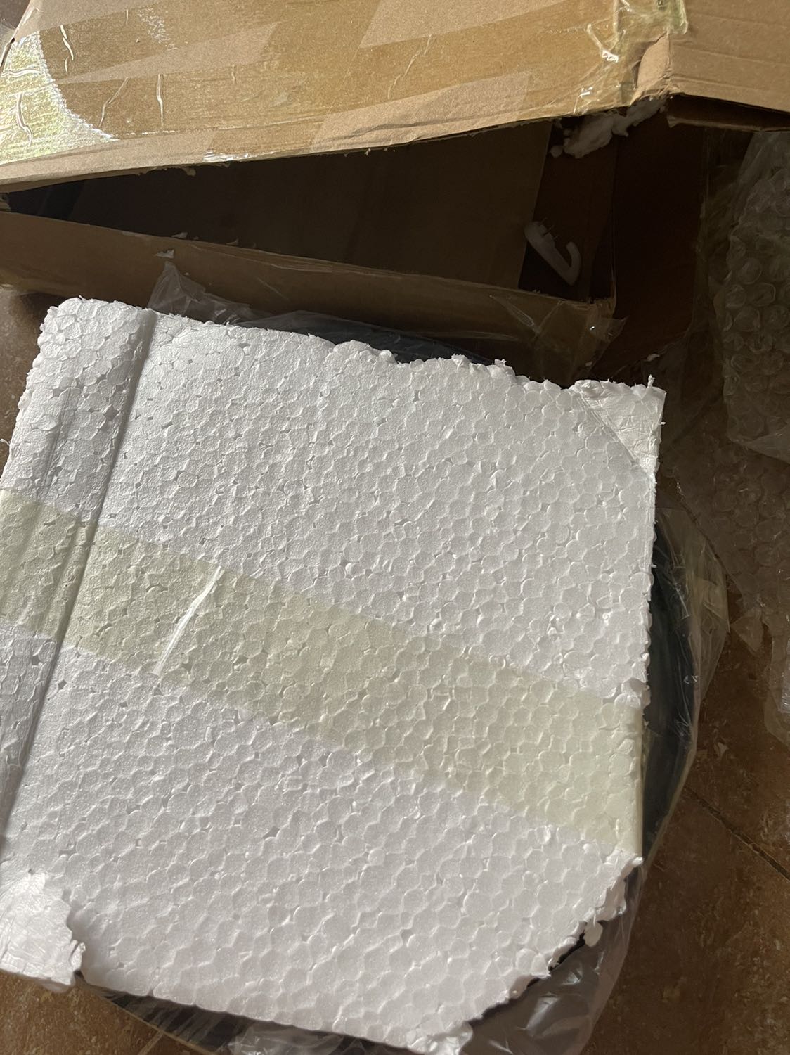 Shop đóng hàng bị bể ạ , check lại giúp m