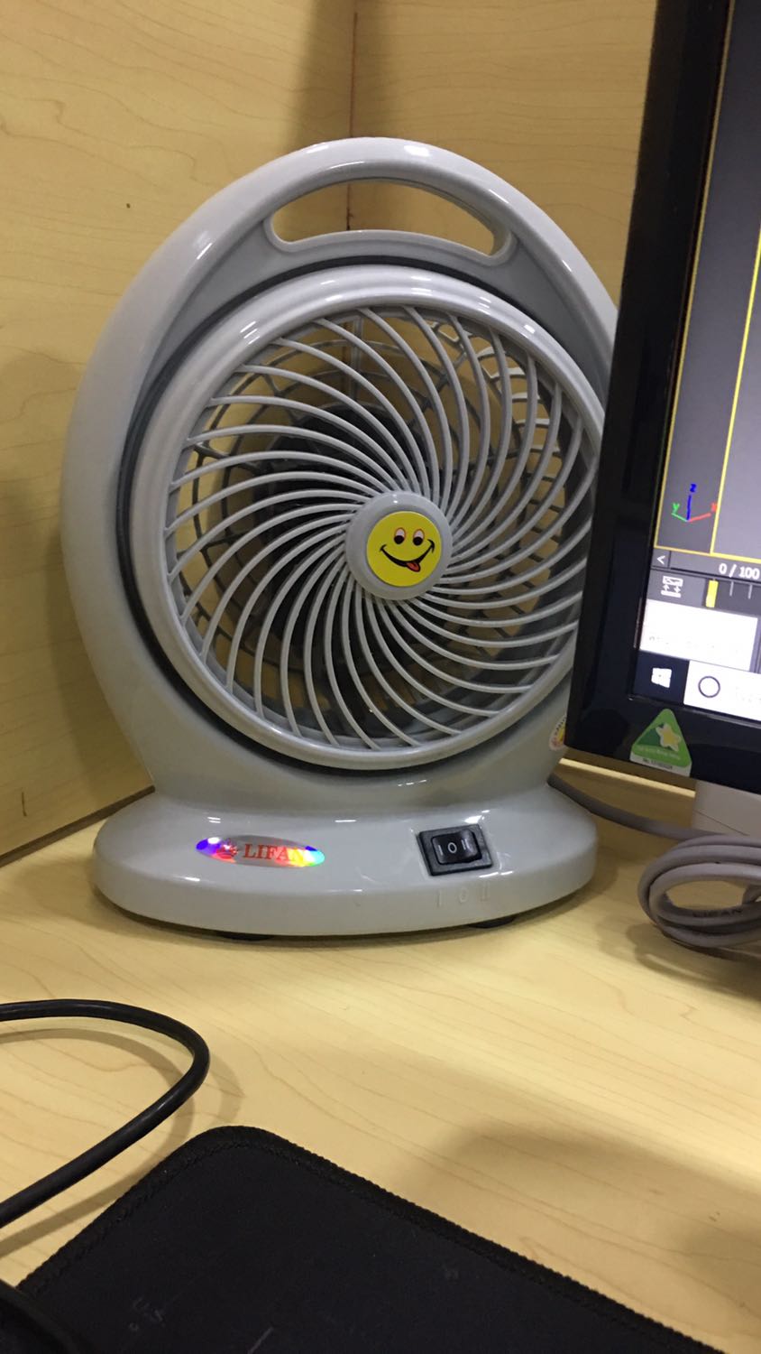 Mình mới mua sáng nay. Tiki giao hàng nhanh, đóng gói, phiếu bảo hành đầy đủ
Quạt nhỏ gọn, tiện để góc bàn làm việc trên công ty. Mà quạt kêu ồn quá. Như cục nóng máy lạnh ấy. Vs có 2 mức điều chỉnh gió mà mình thấy ko khác nhau mấy. 
Nhìn chung độ mát đủ xài tăng cường ở công ty góc xa máy lạnh, gọn gàng, ko tốn diện tích. Xài điện 220v cắm vào ổ điện, bạn nào máy tính công ty dùng hết chân cắm thì phải mua thêm ổ điện :)