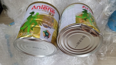 Sản phẩm nhận được bị móp méo, đây không phải từ phía vận chuyển mà giống như sp bị sản phẩm vật nặng đè lên gây ra tình trạng bên dưới. Nếu đã móp vậy thì ko lên gửi cho khách hàng.Quá thất vọng