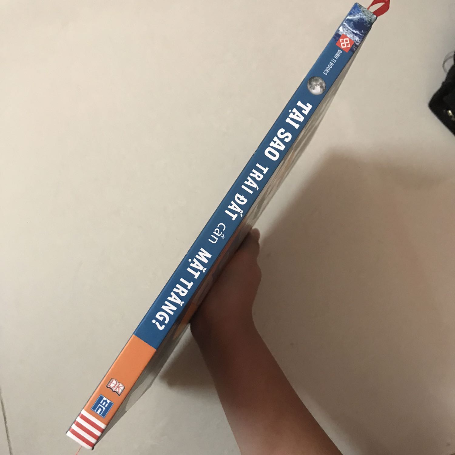 Sách rất là đẹp, bìa cứng, các chi tiết ở mặt trước được cán bóng, các trang bên trong đều được in màu. Nội dung được chia làm 5 phần: 1) Hành tinh của chúng ta, 2) Bề mặt của Trái Đất, 3) Hành tinh xanh, 4) Trên trời cao, 5) Sự sống trên Trái Đất. Có 1 chỗ hơi buồn là sợi ruy băng dài quá, lúc nhận được sách mở ra là sợi ruy băng bị gấp thành từng khúc nhỏ trông không đẹp lắm.