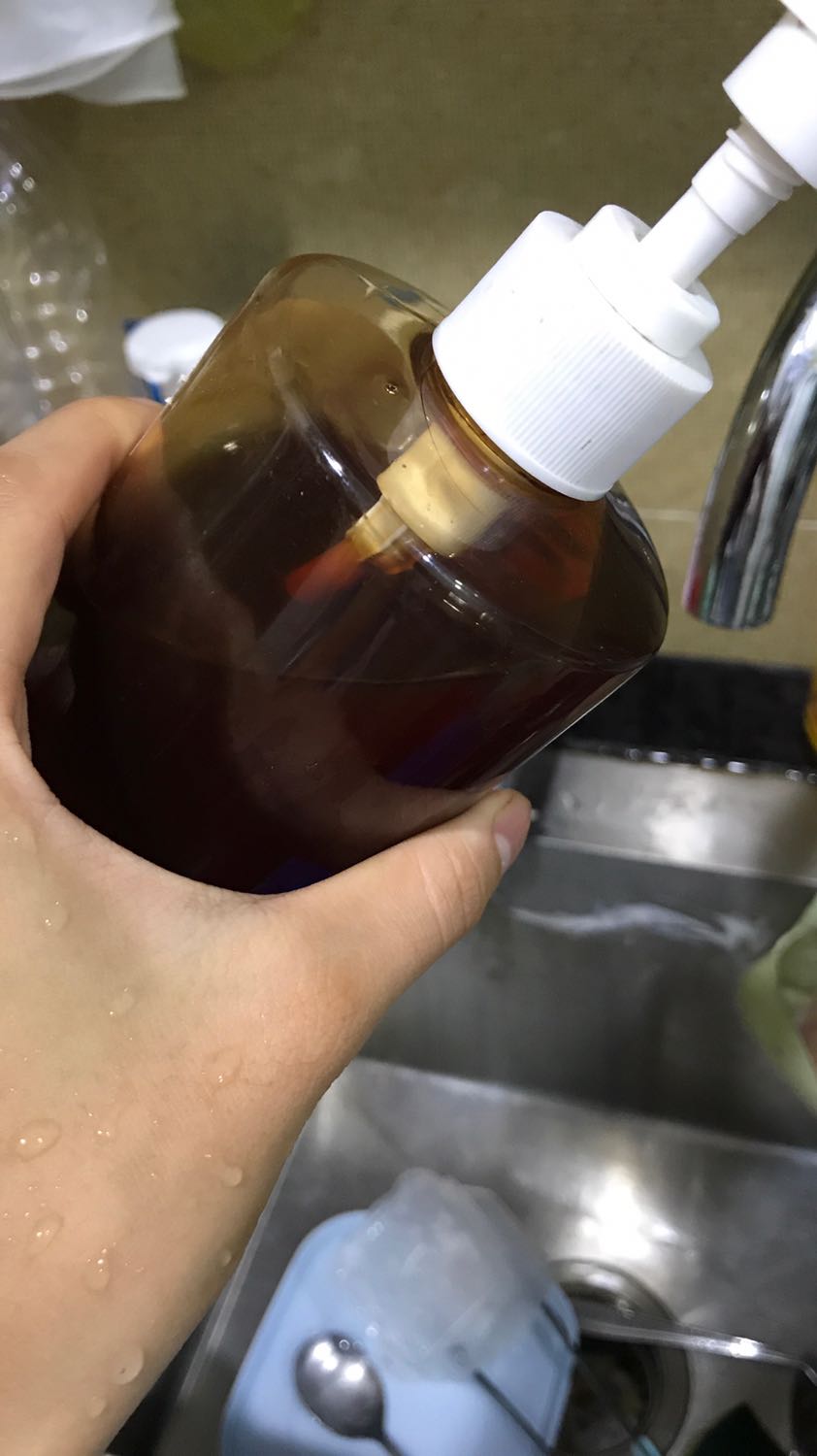 Nhà mình dùng nc rửa này nhiều năm rồi lần đầu mua ở tiki đc giảm giá nhưng chất lượng kém, nước loãng ko đc đậm đặc như mình đã dùng. Mình mua chai 5l chắt ra chai nhỏ , lần sau ko dám mua nữa Nhà mình dùng nc rửa này nhiều năm rồi lần đầu mua ở tiki đc giảm giá nhưng chất lượng kém, nước loãng ko đc đậm đặc như mình đã dùng. Mình mua chai 5l chắt ra chai nhỏ , lần sau ko dám mua nữa