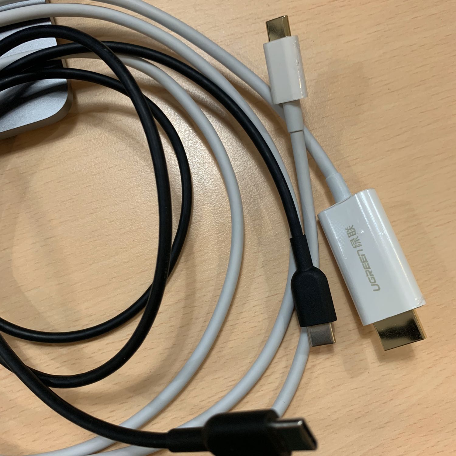 Ít ảnh thực tế nên review cho ai quan tâm.
Hoàn thiện khá tốt, dây mềm mại đàn hồi tốt, gần như dây sạc của macbook. Sợi to hơn cáp macbook một chút. Sợi dây màu đen là cáp type c to c của anker nhỏ hơn xíu. Kết nối tốt. Các cổng có mạ vàng, gia công tỉ mỉ và chắc chắn. 

Độ bền chưa rõ nhưng bảo hành 18 tháng chính hãng nên cũng khá yên tâm. 
Dùng để kết nối màn hình cho macbook hay điện thoại có cổng type c rất tiện lợi so với dùng adapter cồng kềnh. 

Ngoài ra còn có sợi cáp tương tự của anker nhưng chưa về VN, giá cao hơn sợi này chút, hi vọng là sớm có cáp type hdmi nào mỏng nhẹ gọn gàng và đẹp như dây sạc điện thoại iP vậy :))