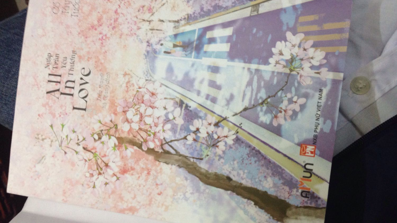 Sách rất đẹp và hay , nhưng quyển ' All in love bị móp một góc nhỏ và vỏ  bọc ngoài của quyển ' Thất tịch không mưa bị thủng vài chỗ nhỏ nhưng không sao ,bìa và bookmart siêu xinh luôn. Nội dung thì mik chưa đọc nên chưa biết...