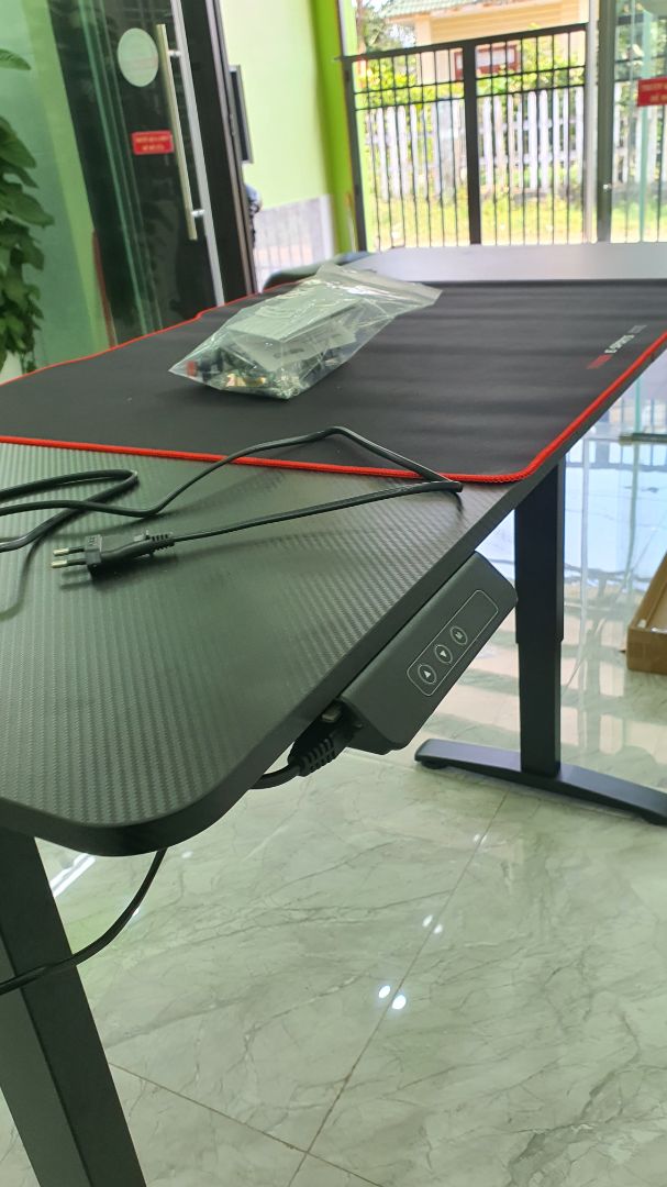 Bàn thiết kế tốt, khung sắt chắc chắn, vững. Hướng dẫn rõ ràng, dễ lắp đặt.