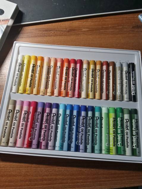 sản phẩm tốt, bao bì đẹp, tô màu siêu đẹp luôn. Màu giống hình. OK lắm nha các bạn