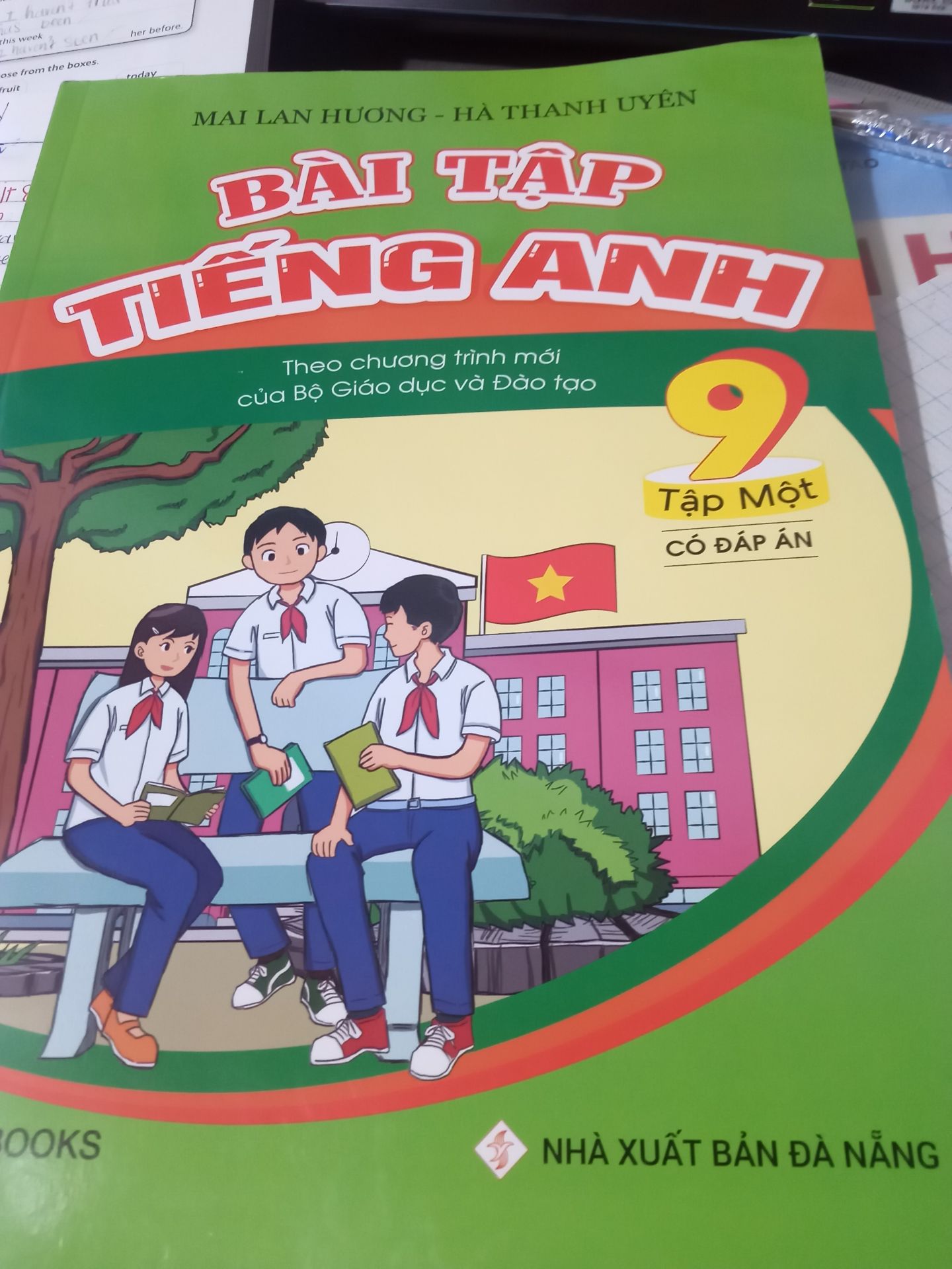 Sách ổn nha mn. Nhưng có thể là do vận chuyển nên sách của mình bị nhăn góc nha, nhưng cũng ko vấn đề. Nếu xét về nội dung thì mình nghĩ các bạn nên mua quyển Bài tập TA Mai Lan Hương-Nguyễn Thanh Loan hơn nha (là quyển cũ á) hoặc các bạn nên mua như mình, tức là 1 quyển này và 1 quyển BT trắc nghiệm Mai Lan Hương, bởi vì quyển cũ của MLH-NTL thì dày hơn nên có nhiều vài tập để các bạn làm hơn ngoài việc đó thì quyển bài tập TA cũ đó nó bị 1 vấn đề là ko theo sách TA mới mà trên trường chúng ta học. Nên chốt lại các bạn nên mua quyển bài tập trắc nghiệm Mai Lan Hương nha, còn chọn quyển này hay quyển bài tập TA cũ của MLH-NTL thì tùy các bạn. Cảm ơn các bạn đã đọc ?