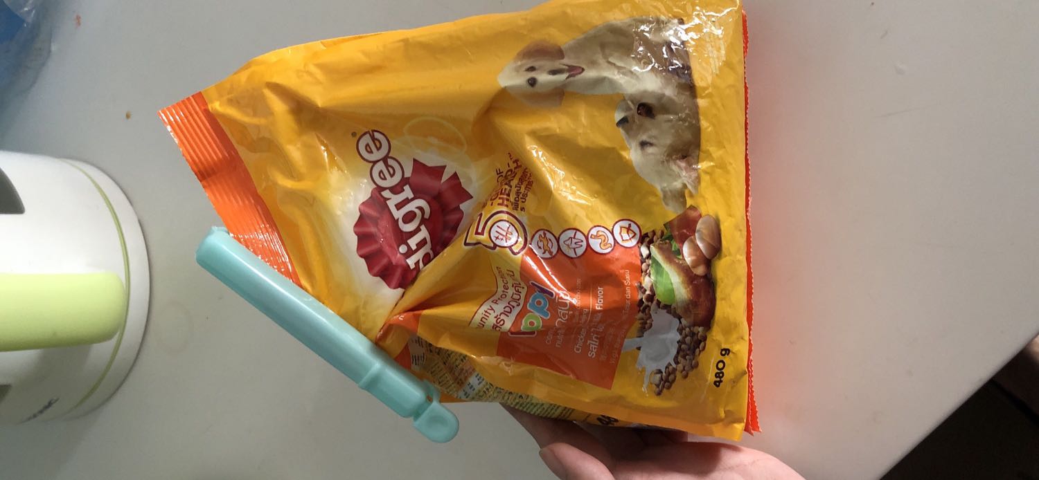 Không biết trong hạt loại này có gì ko mà 2 con nhà mình nghe mùi đều bỏ ăn, dù đã trộn cùng với royal canin. Ngay cả con phàm ăn như golden mà cũng bỏ ko ăn. May mắn là mình mua gói nhỏ thử trước, chứ mình gói lớn là ôm ăn luôn :)))))
Quá tệ! *** mình ăn nhiều loại rồi, mà chưa loại nào tệ thế này!