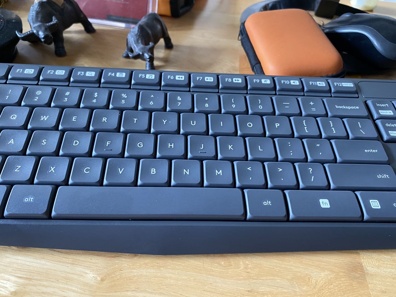 Bàn phím đẹp, màu xám nhìn sang, gõ nhạy
Chuột thì hơi nhỏ trong bàn tay, văn phòng thì dc chứ vẽ vời autocad thì chắc mỏi tay
Tầm giá 400k thì con này là dc nhất, tk hợp lý, chỉ có nhược điểm là bàn phím gõ ồn mặc dù hành trình phím thấp nhưng ồn hơn bàn phím dell có dây đã từng xài...
Tiki giao hàng nhanh hơn dự kiến
Sho này bán cái này rẻ nhất tiki rồi Bàn phím đẹp, màu xám nhìn sang, gõ nhạy
Chuột thì hơi nhỏ trong bàn tay, văn phòng thì dc chứ vẽ vời autocad thì chắc mỏi tay
Tầm giá 400k thì con này là dc nhất, tk hợp lý, chỉ có nhược điểm là bàn phím gõ ồn mặc dù hành trình phím thấp nhưng ồn hơn bàn phím dell có dây đã từng xài...
Tiki giao hàng nhanh hơn dự kiến
Sho này bán cái này rẻ nhất tiki rồi