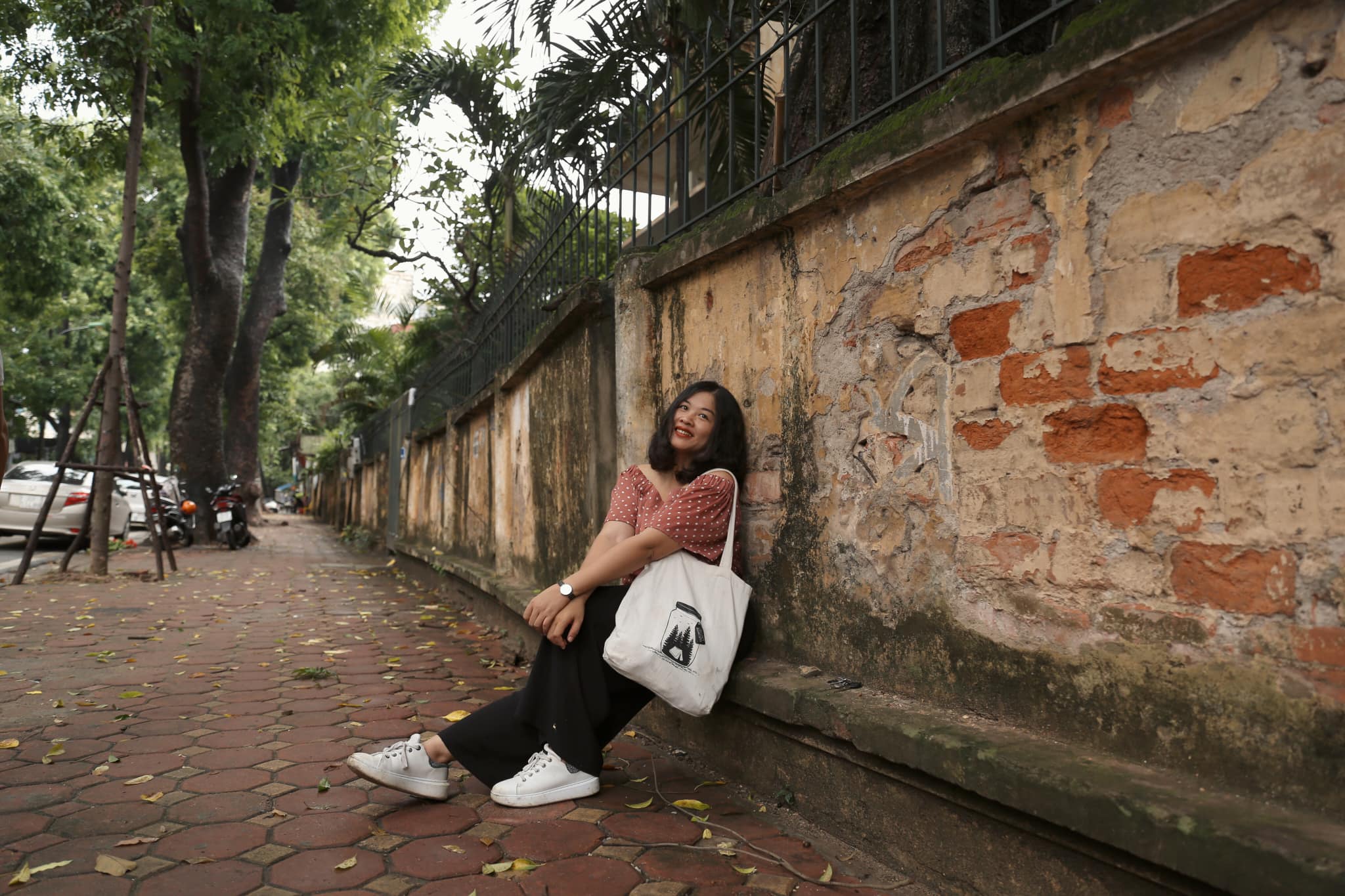 Lúc đầu thấy giá hơi cao so với các túi khác cùng loại, nhưng khi nhận hàng thì thấy rất hài lòng. Túi đẹp, hình in sắc nét, đường may chắc chắn. Có túi nhỏ có khóa kéo bên trong để cất chìa khóa, vé xe rất tiện.