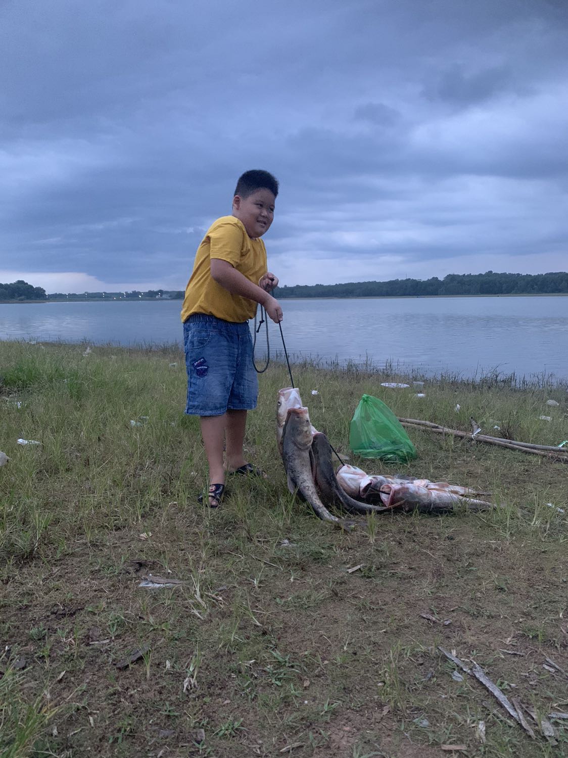 Mùi rất dễ chịu, xịch tầm 15phút ko có myooix. Hết mùi phải xịt tiếp