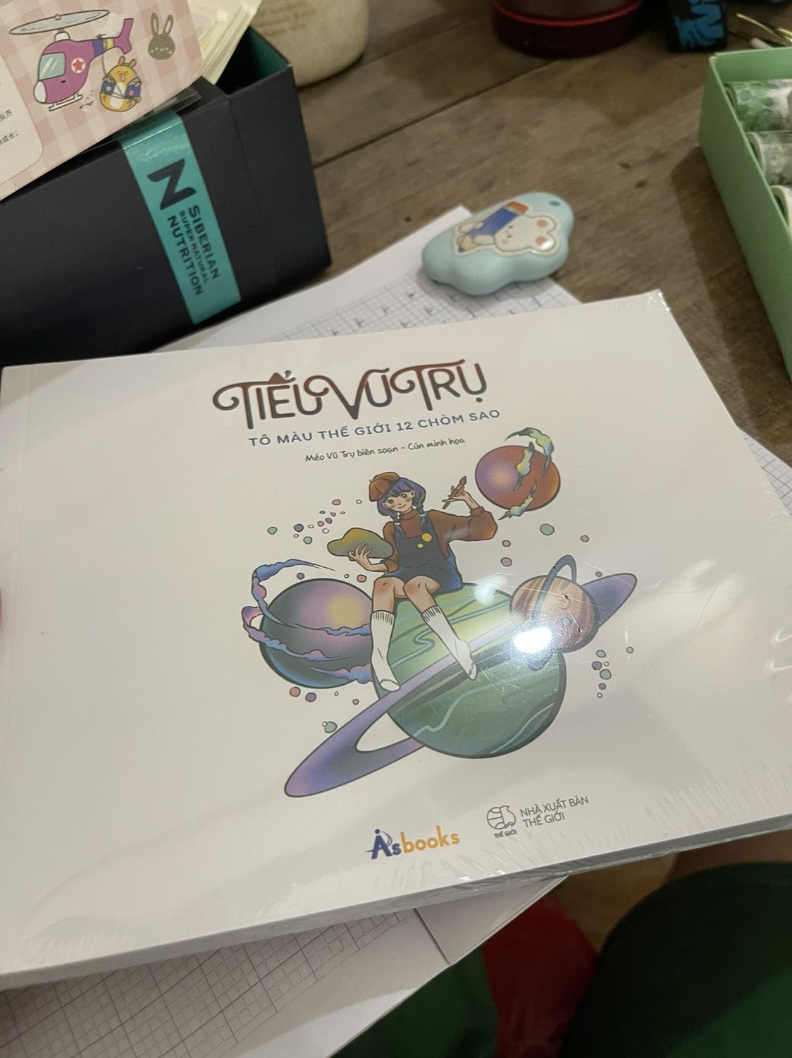 Sách dày dặn hàng về đến tay thì hộp hơi móp nhưng không ảnh hưởng đến sản phẩm bên trong. Rất ưng ý