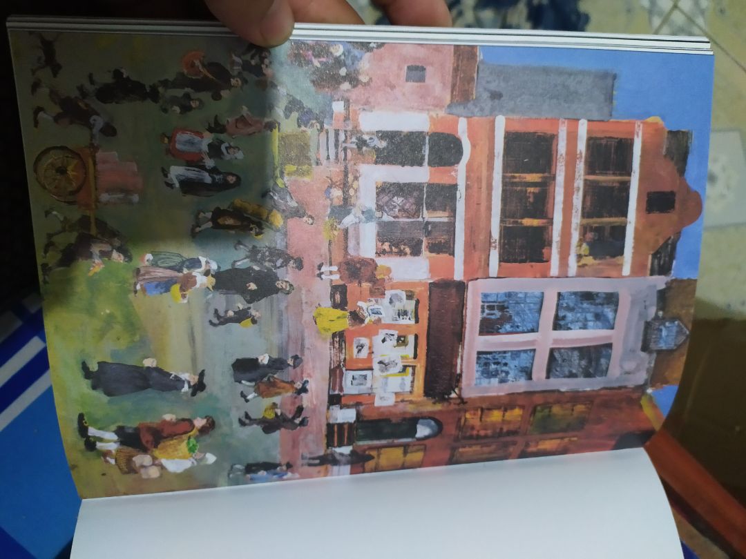 Sách in trên giấy mịn, nhiều tranh của tác giả rất đẹp. Mua về xem tranh không cũng thích nữa. Sách in chỉnh chu, bìa cứng nhưng cầm rất vừa tay.