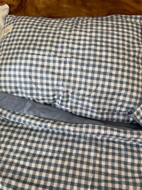 Màu xanh đẹp . Chất vải mát, có nhăn . Chăn cũng khá dày dặn hợp đắp vào mùa hè và thu . Ban đầu tưởng vỏ chăn nhưng nó là chăn luôn . Vỏ gối hơi rộng . Shop mà có vỏ gối ôm nữa thì tuyệt vời . Giá cả phải chăng . Sẽ ủng hộ shop nhiều ạ