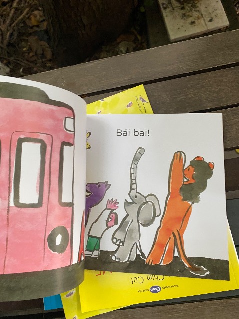 bé nhà tớ thích xe cộ tàu điện lắm nên cứ có tàu là mua cho con về so sánh từng phong cách sách luôn