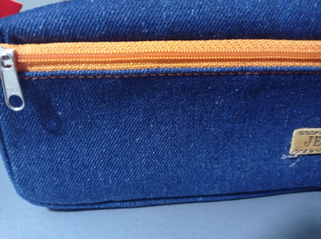 mình mong đợi được nhận hình con mèo hello tumblr, nhưng trúng mẫu khác (bùn chút:(. tuy nhiên thì vải bóp viết mình ưng lắm💛 dây kéo chắc chắn, ko bị lỏng lẻo. hộp bút to, đựng vừa máy tính Casio. bên trong có chỉ thừa, nhưng ko ảnh hưởng đến bề mặt bên ngoài (mình thì cắt ✂️ bớt chỉ thừa đi). giao hàng sớm hơn dự kiến💙
ps: chắc để gắn móc khoá hay ghim mèo lên cho cute hơn=))