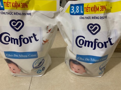 Giao hàng chuẩn nguyên seal
Mùi hương dịu. Tin dùng đã lâu. 
Khi mua được tặng khuyến mại thêm 2 chai nước rửa bát, nhìn giống như chiết đổ từ can to vào (không seal, chai vơi thiếu khoảng >20%), hao hụt hơi nhiều nha =)))) Tuy là tặng nhưng cũng nên chỉn chu chút chứ Tiki?