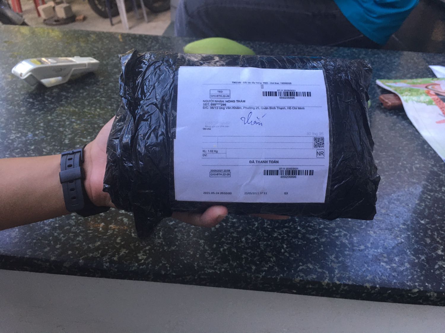 Đặt mua 2 bịch đã trả tiền trước, lúc nhận hàng mở ra có 1 bịch đã báo cho TK 2 ngày rồi mà chưa thấy phản hồi. Nhà đang hết viên rửa chén giờ lại phải chờ??