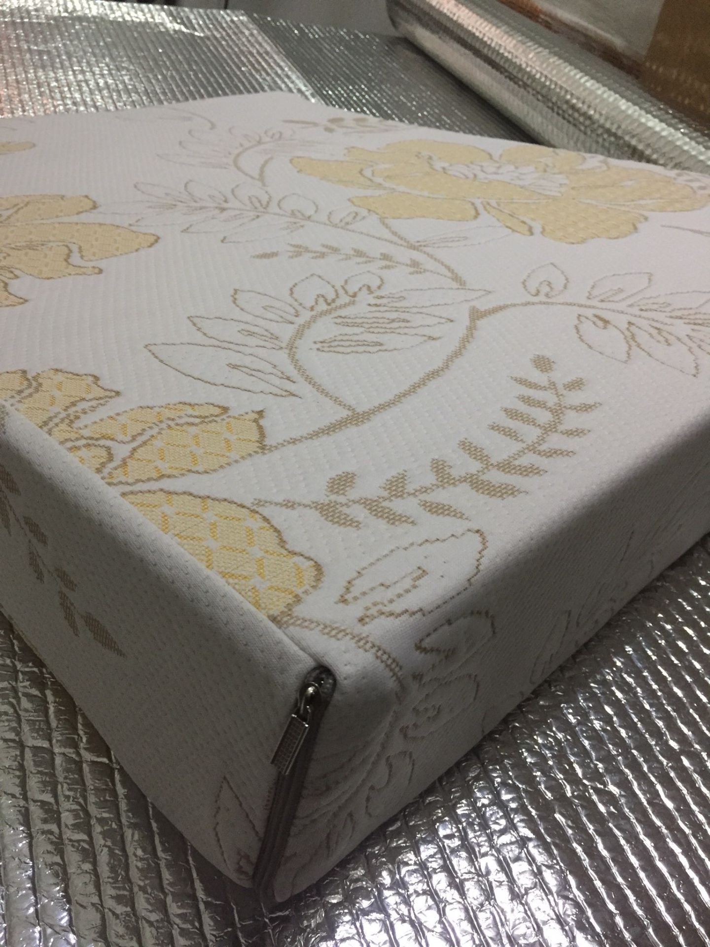 Đây là chiếc gối thứ 2 tôi mua của shop. Chiếc này để tặng một người bạn cũng bị trào ngược. Sản phẩm thực sự có hiệu quả rất tốt, tôi đã đỡ viêm họng, nghẹn cổ rất nhiều, đặc biệt là trào ngược ban đêm. Tôi thích chiếc gối này từ độ êm ái đến chất lượng, màu sắc áo gối. Shop đóng gói cũng rất cẩn thận. Tôi sẽ tiếp tục ủng hộ shop và sản phẩm.