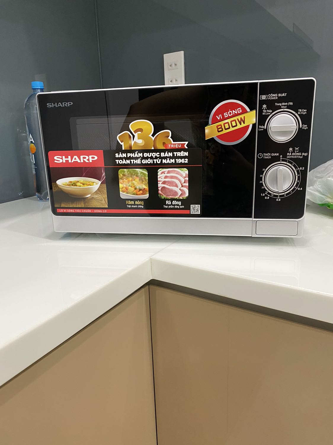 mặc dù hẹn T7 nhưng T6 đã giao rùi, shipper đt báo trc 1 tiếng để confirm mình trc khi ship. lò vi sóng rất đẹp so vs các loại cùng dòng. lúc đóng/mơ kêu khá to tuy nhiên điều này là bthg. giá rất oke lun mình trả bằng thẻ visa nên chỉ còn 1370k, quá hợp lí.