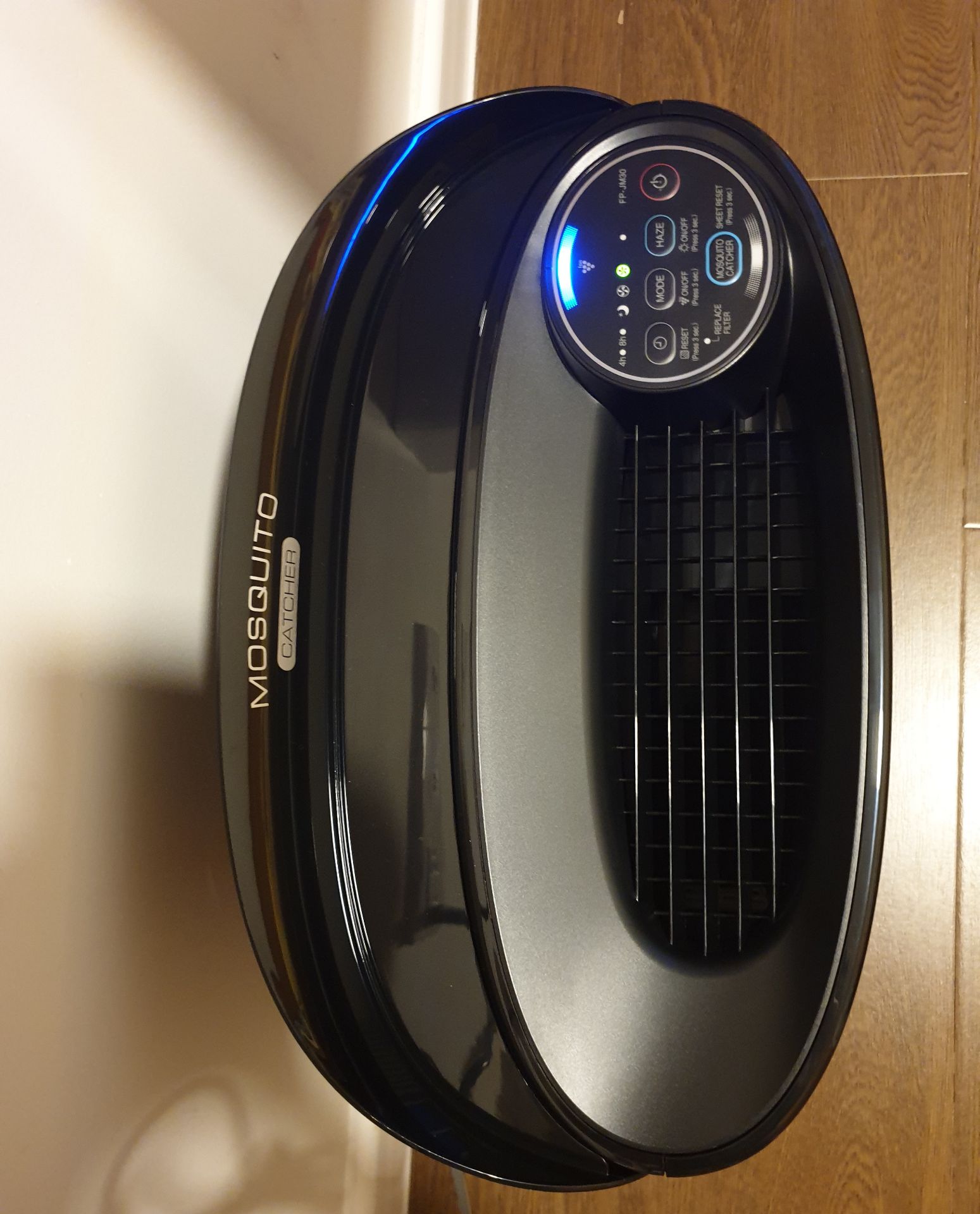 Đóng gói rất cẩn thận. Máy màu đen tuyền đẹp. Lọc êm,  thường mua máy lọc sợ tối ồn khó ngủ nhưng máy của Sharp rất êm,  lại có thêm chế độ bắt muỗi nữa quá tuyệt. Đây quả là sự lựa chọn tốt cho ai đang tìm máy lọc không khí.