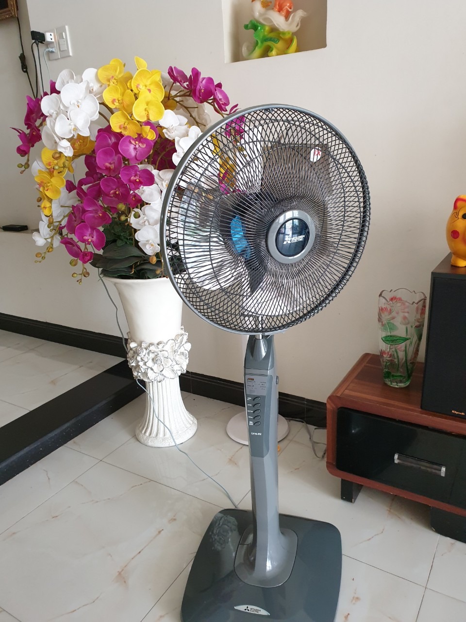 Hàng nhận nguyên thùng, nguyên siêu. Mới 100% theo đúng sản phẩm đã đặt trên hệ thống Tiki, lắp đặt dễ dàng. Quạt chạy êm, remove điều khiển nhạc, có 3 tốc độ gió luồng gió mạnh mát. Về độ bềnh mới mua chua đáng giá được phải chờ thời gian sau. Giao hàng nhanh mới đặt ngày trước ngày sau có hàng. Nhân viên giao hàng vui vẽ, thân thiện.