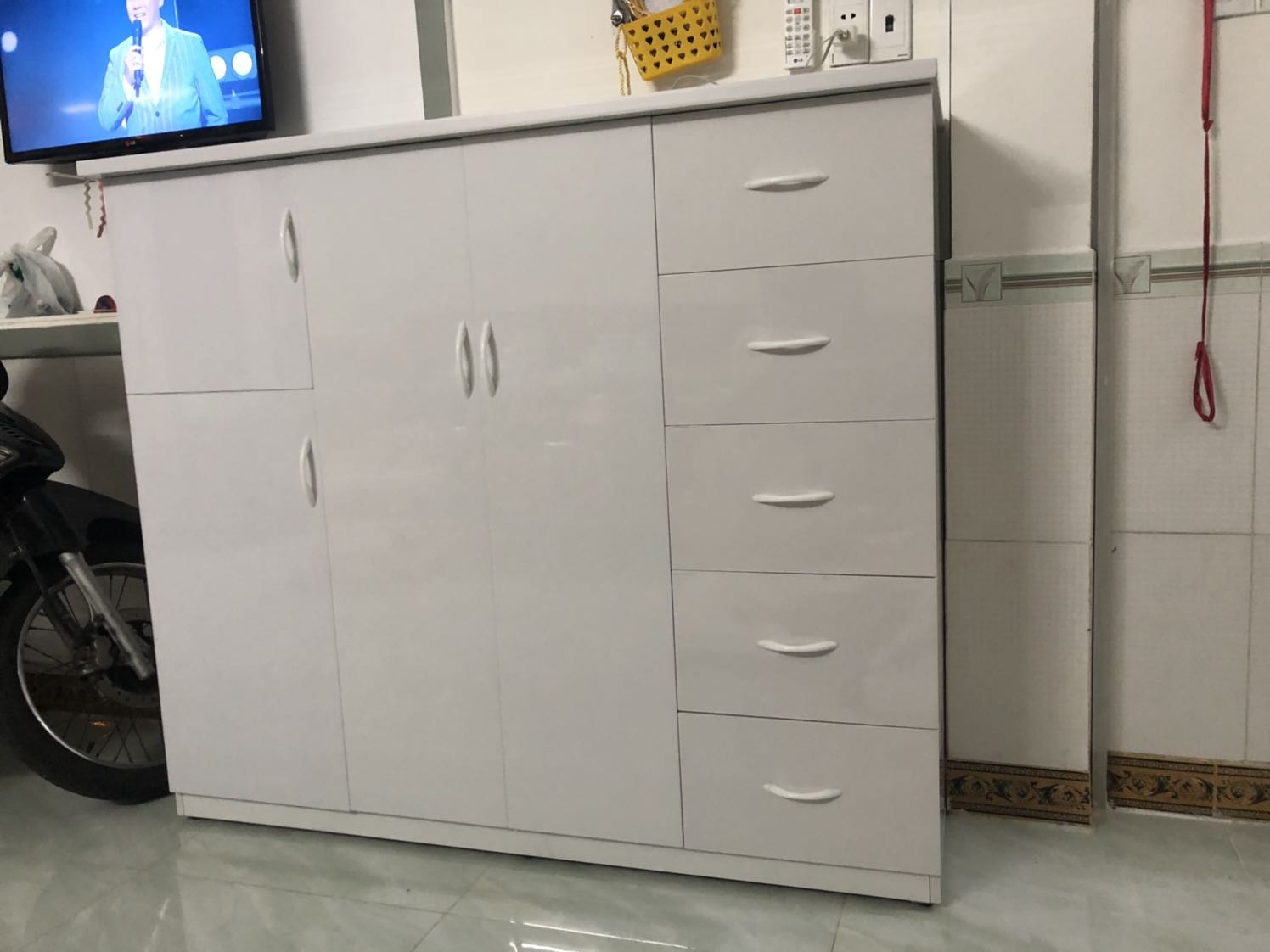 Giao hàng chậm, tủ trắng trơn ko kèm sticker như trong hình, ko có 2 ổ khoá như hình mẫu. Lần đầu tiên mua hàng tiki mà ko hài lòng. Giao hàng chậm, tủ trắng trơn ko kèm sticker như trong hình, ko có 2 ổ khoá như hình mẫu. Lần đầu tiên mua hàng tiki mà ko hài lòng.