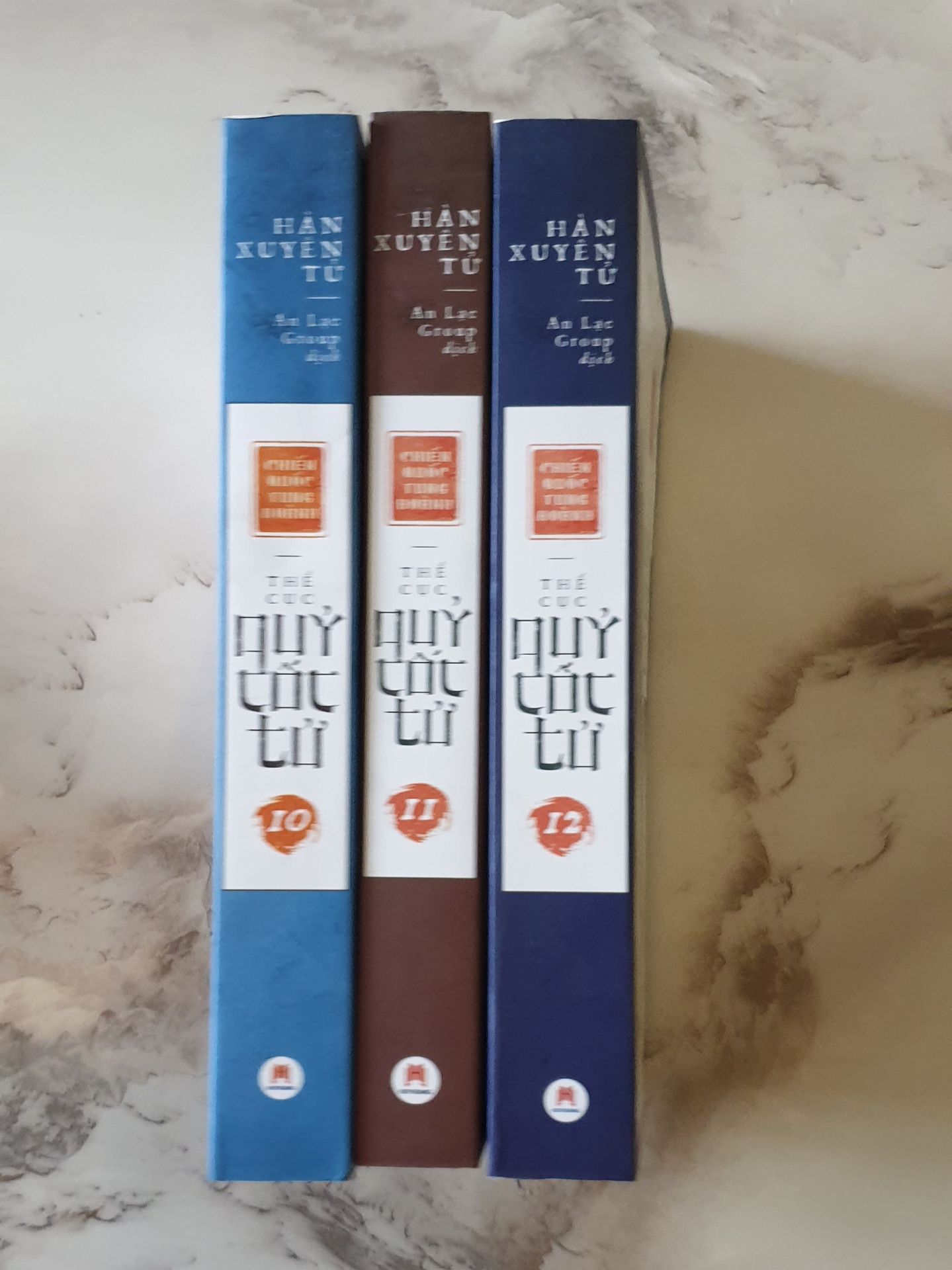 Các tập tiếp theo in theo ấn bản mới lạc tông với bộ 8 tập đầu tiên ghê, khác cả decor, chất liệu giấy. Chưa kể tiki chỉ có 10,11,12, vậy tập 9 đâu ta.