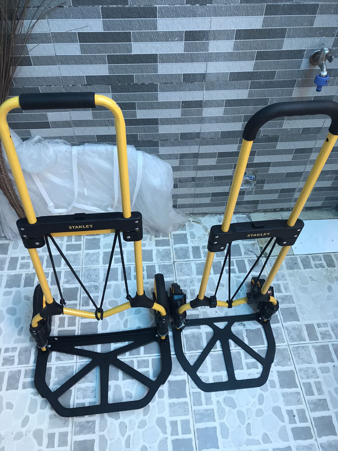 So sánh giữa hai xe thì xe mã 582 tải trọng 90kg; khung to hơn, bề ngang 50cm còn xe 584 thích hợp cho chị e đi chợ bách hoá do tải trọng 60kg; bề ngang 39cm, loại này có ưu điểm 3 bánh lên mấy gờ cầu thang thấp. Sức đẩy kéo của 582 thì nhẹ hơn. Tuỳ chủng loại mà ace chọn lựa.