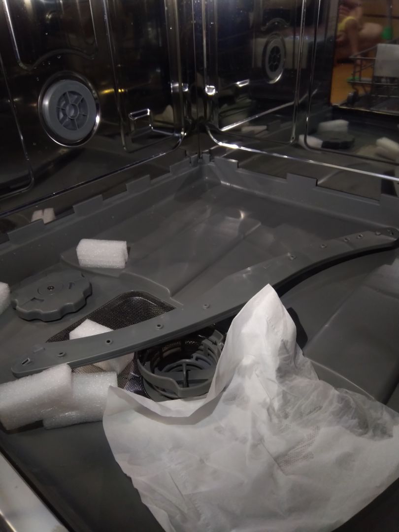 Hnay mình mua MRB Elec có người nhà nhận giúp, khi về mình ktra máy trong hộp thì thấy tình trạng này teong khi mình mua là máy mới 100% nguyên hộp, đề nghị Tiki ktra và báo lại cho mình: 1. Phần nhựa trên nắp kính bị lên mốc đen nhiều; 2. Bên trong khoang máy ướt, có nhiều vệt nước (mình có để tờ giấy ăn thấm thử để chụp hình, ngoài vị trí tờ giấy còn nhiều chỗ có vệt nước)