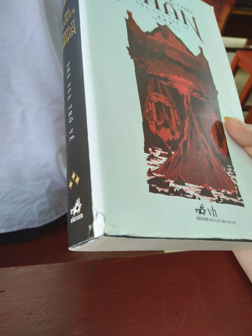 bực cả mình, sách rất cũ bọc cả siu mà gáy bị rách xong dán băng dính che mắt ai mà nhà sách vẫn bán lại được cho mình. mình bỏ tiền ra để mua hàng mới mà sách trông như sản phẩm lỗi thêm cả bìa trắng mà lòi đâu ra vết mực xanh và chấm đen nhỏ li ti ngoài ra bị dập hết góc sách có siu mà như không! thất vọng