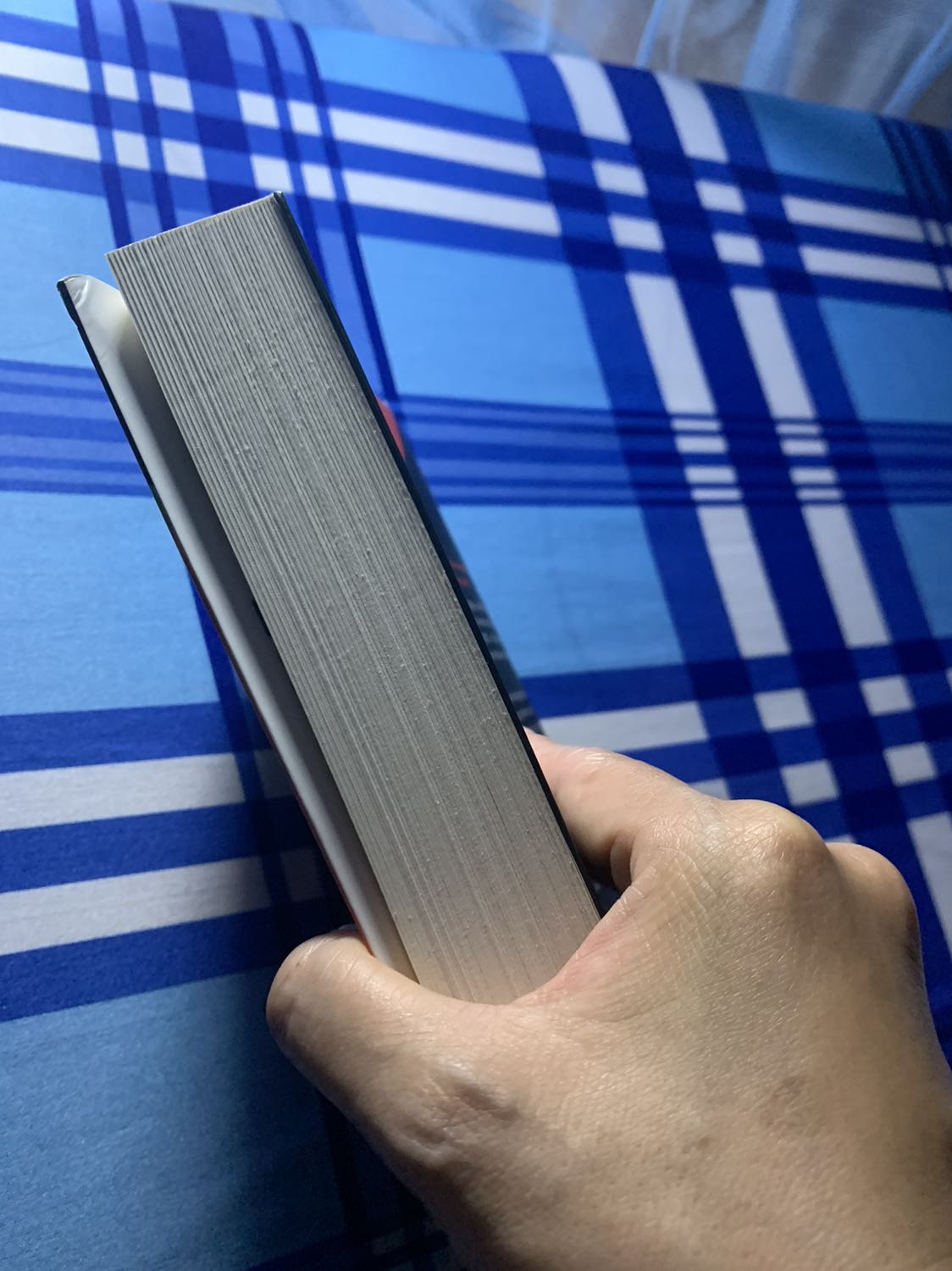 Cùng đi theo hành trình tìm kiếm nguồn gốc của các dịch bệnh của tác giả. Nội dung không khô khan với các số liệu và chứng cứ khoa học mà như là một câu chuyện thám hiểm li kì và kích thích. Nguồn gốc dịch bệnh mang lại cái nhìn khác hơn về loài người, chỉ là một loài không nằm ngoài hệ sinh thái tự nhiên.