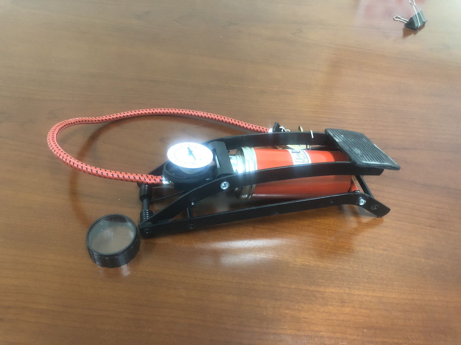 Bơm mở ra thì vỡ đồng hồ áp suất.
Khung yếu, khó bơm nhưng cẩn thận vẫn bơm dc xe máy. Hàng chất lượng thấp chứ ko phải cao cấp