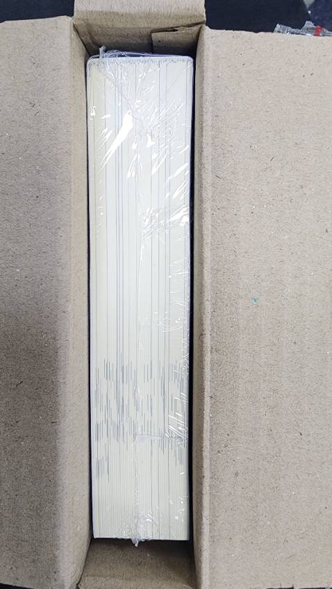 Sách đóng gói tốt. Có vỏ bìa ngoài đẹp. Do k check kỹ nên ban đầu tôi tưởng đóng gói lỗi gáy và đánh giá 1 sao. Các bạn tiki đã xử lý tình huống này rất nhanh. Tôi xin lỗi vì làm phiền các bạn. Dịch vụ xử lý sự cố tốt thật sự. 

Tôi chưa đọc 1 dòng nào trong cuốn sách nhưng sự cố nhỏ này khiến tôi thấy phải viết ra cảm xúc này.

Trân trọng cảm ơn.