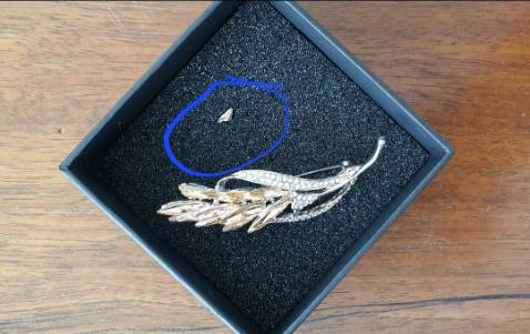 Hàng cũ. Hàng mở ra đã bị vỡ. Kim tây rỉ sét