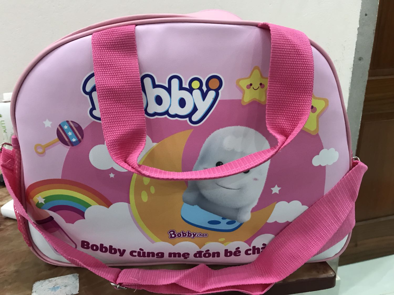 M ko đc hài lòng lắm. 1 là ko đc chọn phân loại hàng bé trai hay bé gái. 2 là túi nhìn đẹp nhưng khi nhận túi về thì 1 quai bị như kia. Nhg đem trả hàng thì sợ ko kịp lúc sinh nên thôi. Lần đầu mua hàng trên tiki mà p đánh giá 3s như này